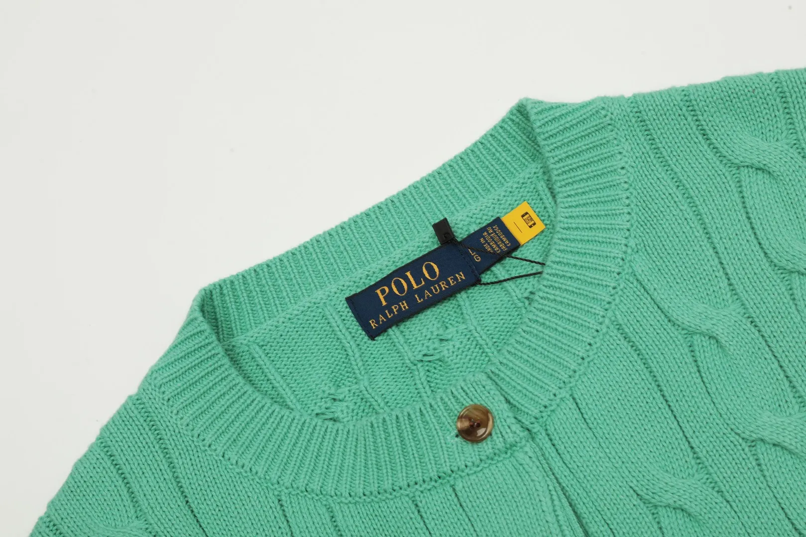 P230 Top quality" Style number: DS006# (not off the shelves all year round) [Ralph Lauren round neck solid color pony embroidery logo twist knitted cardigan] ✅Ralph Lauren Ralph Lauren classic basic versatile knitted cardigan jacket for all seasons ✅Main supplier platform live broadcast Wholesale entity Replacement if out of stock Not off the shelf ✅ZP quality 1:1 version Scan the code to enter the GF website Counter quality ✅Detailed quality The only one in Guangzhou Imported quality cotton yarn Focus on high-end, cost-effective, and good quality. Needless to say, the version is restored to the original version. The maximum size can be worn up to 160 pounds. Loose, comfortable and stress-free. ✅The upper body is simple and easy to match. A must-have for goddess ootd. Good-looking clothes are never picky. Must-have items in goddess wardrobe. Size: S- Navy blue white label Navy blue red label